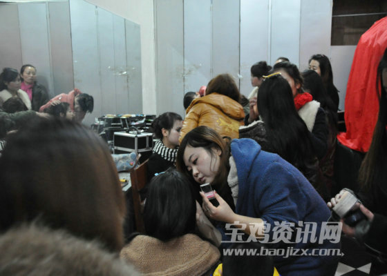 晚会台前幕后忙碌的事情职员.jpg